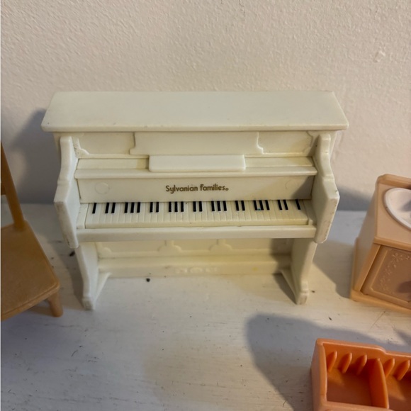 Calico critters  Sylvanian Kitchen and Piano, Husky misc lot - Picture 2 of 3